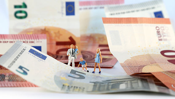 Miniaturfigurenfamilie mit Geldscheinen