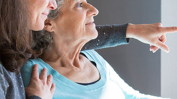 Seniorin mit ihrer Tochter