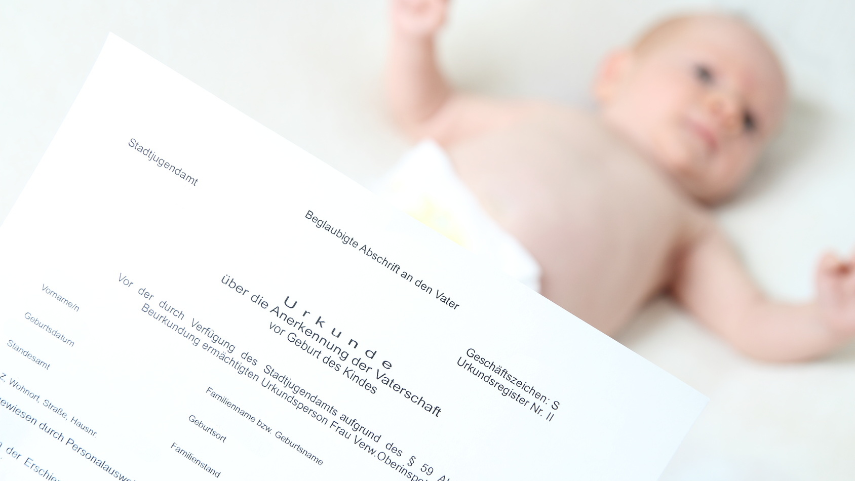 Schriftstueck mit einem Saugling im Hintergrund