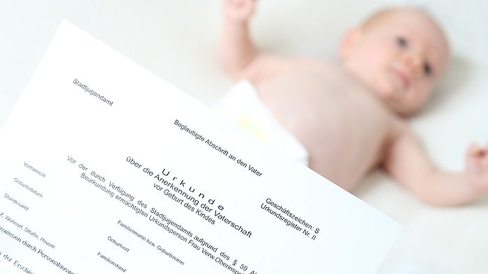 Schriftstueck mit einem Saugling im Hintergrund