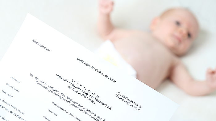 Schriftstueck mit einem Saugling im Hintergrund