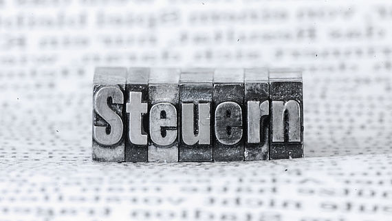 Das Wort Steuern aus Buchstaben gelegt