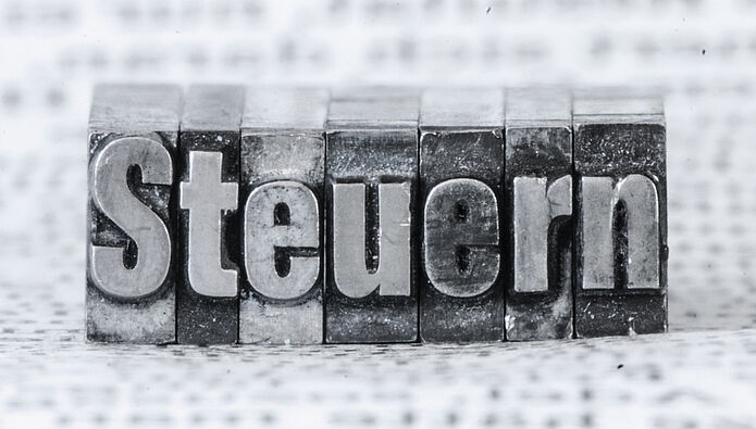 Das Wort Steuern aus Buchstaben gelegt