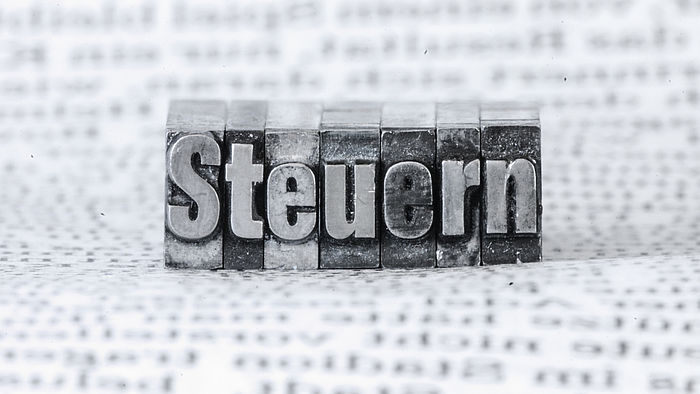 Das Wort Steuern aus Buchstaben gelegt
