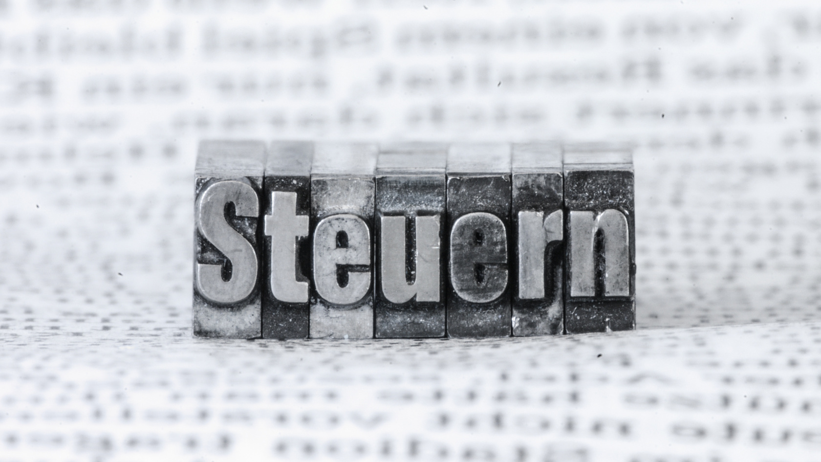 Das Wort Steuern aus Buchstaben gelegt