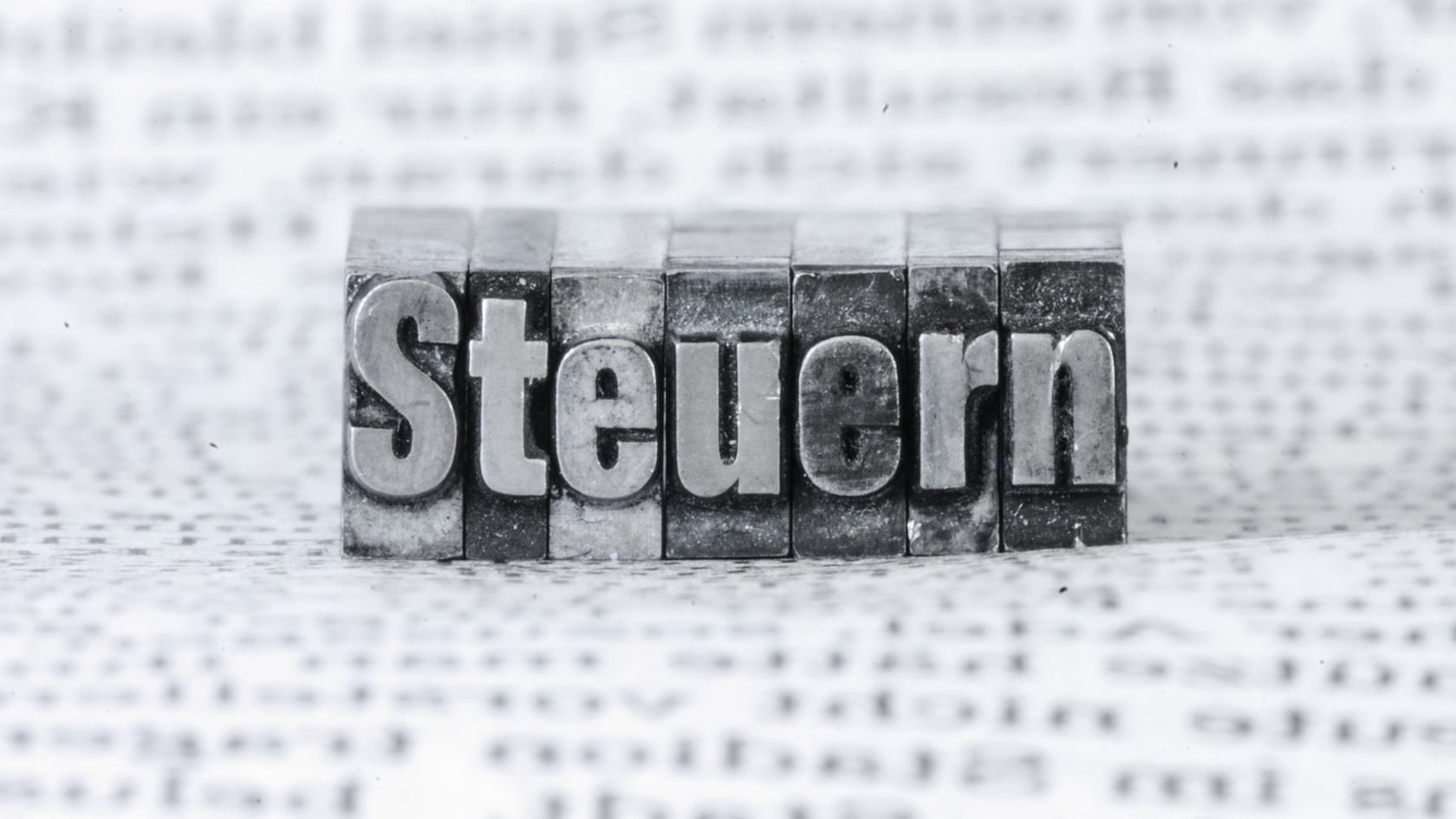 Das Wort Steuern aus Buchstaben gelegt