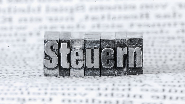 Das Wort Steuern aus Buchstaben gelegt