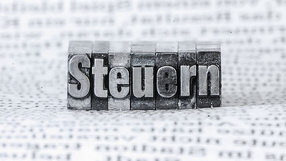 Das Wort Steuern aus Buchstaben gelegt