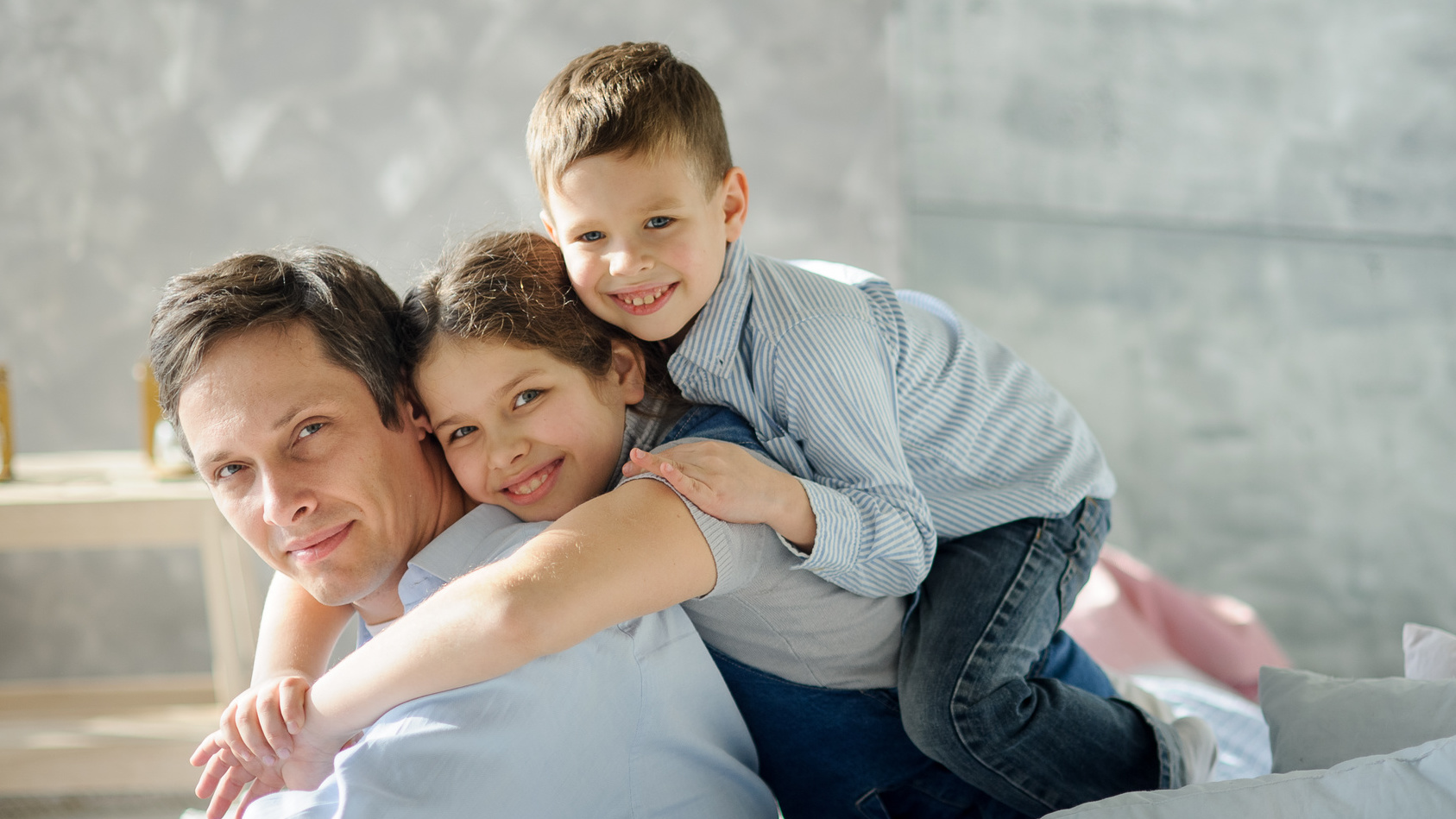 Vater mit zwei Kindern