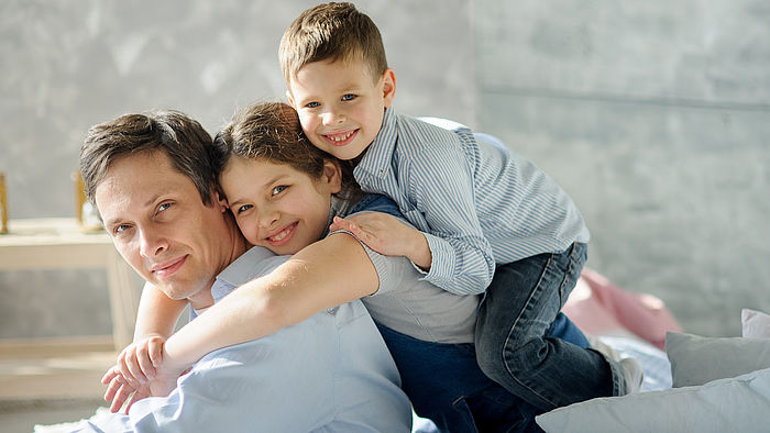 Vater mit zwei Kindern