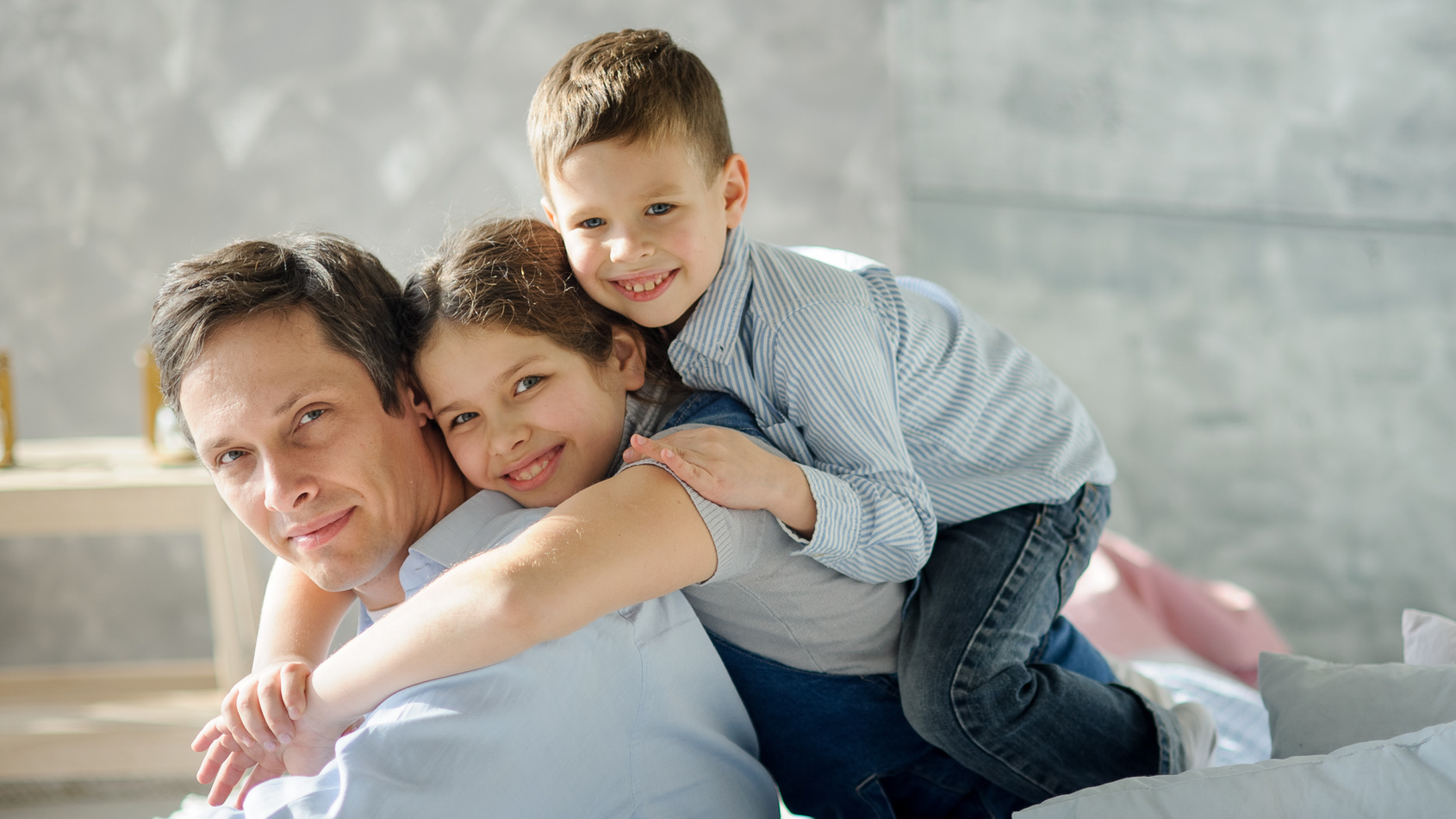 Vater mit zwei Kindern