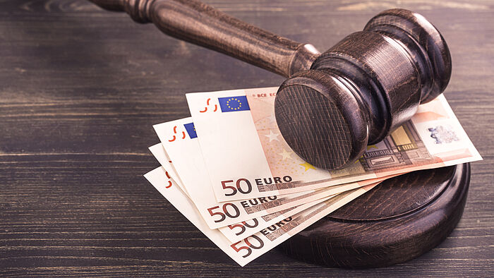 Richterhammer und vier Euro-Banknoten