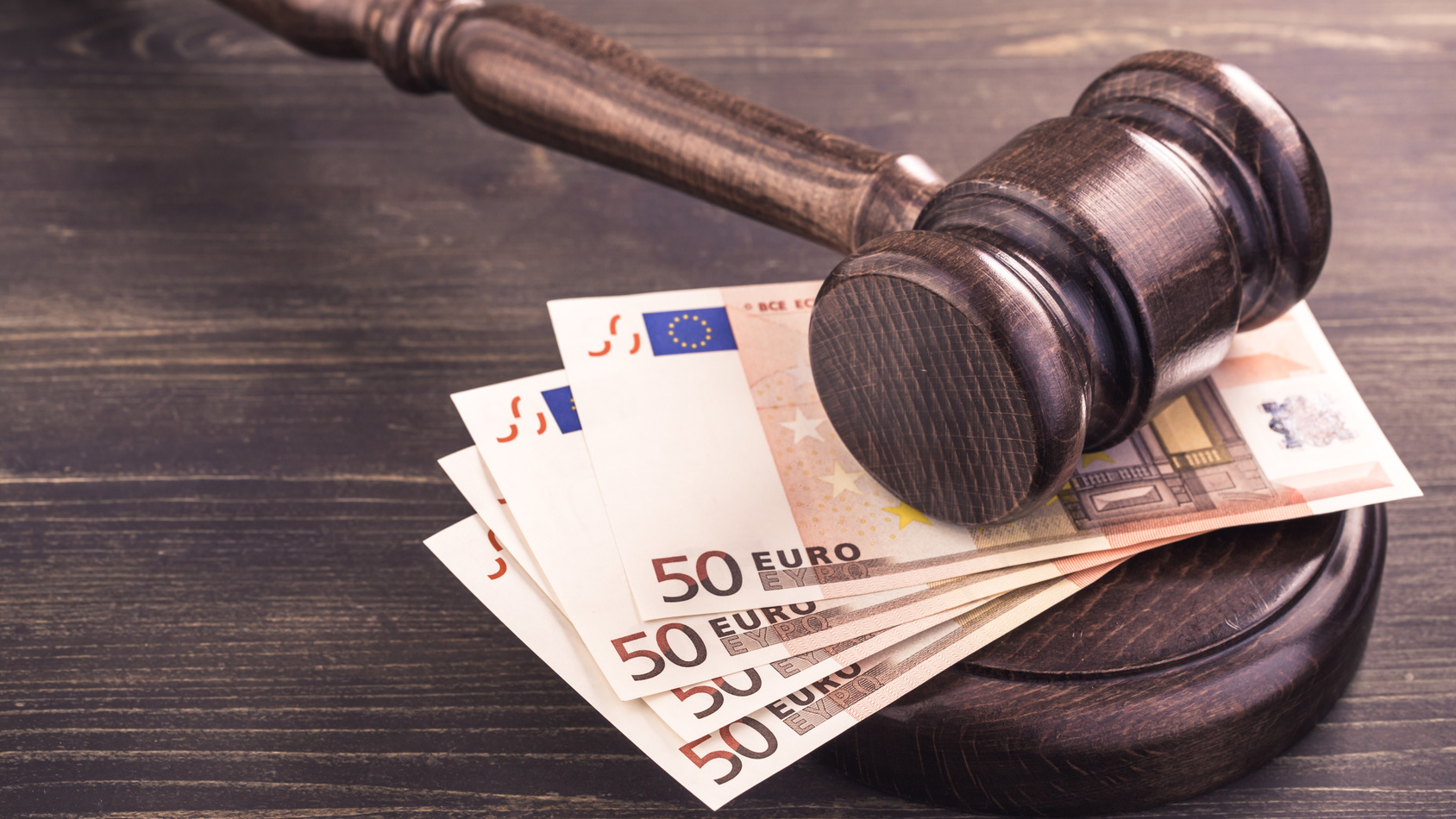 Richterhammer und vier Euro-Banknoten