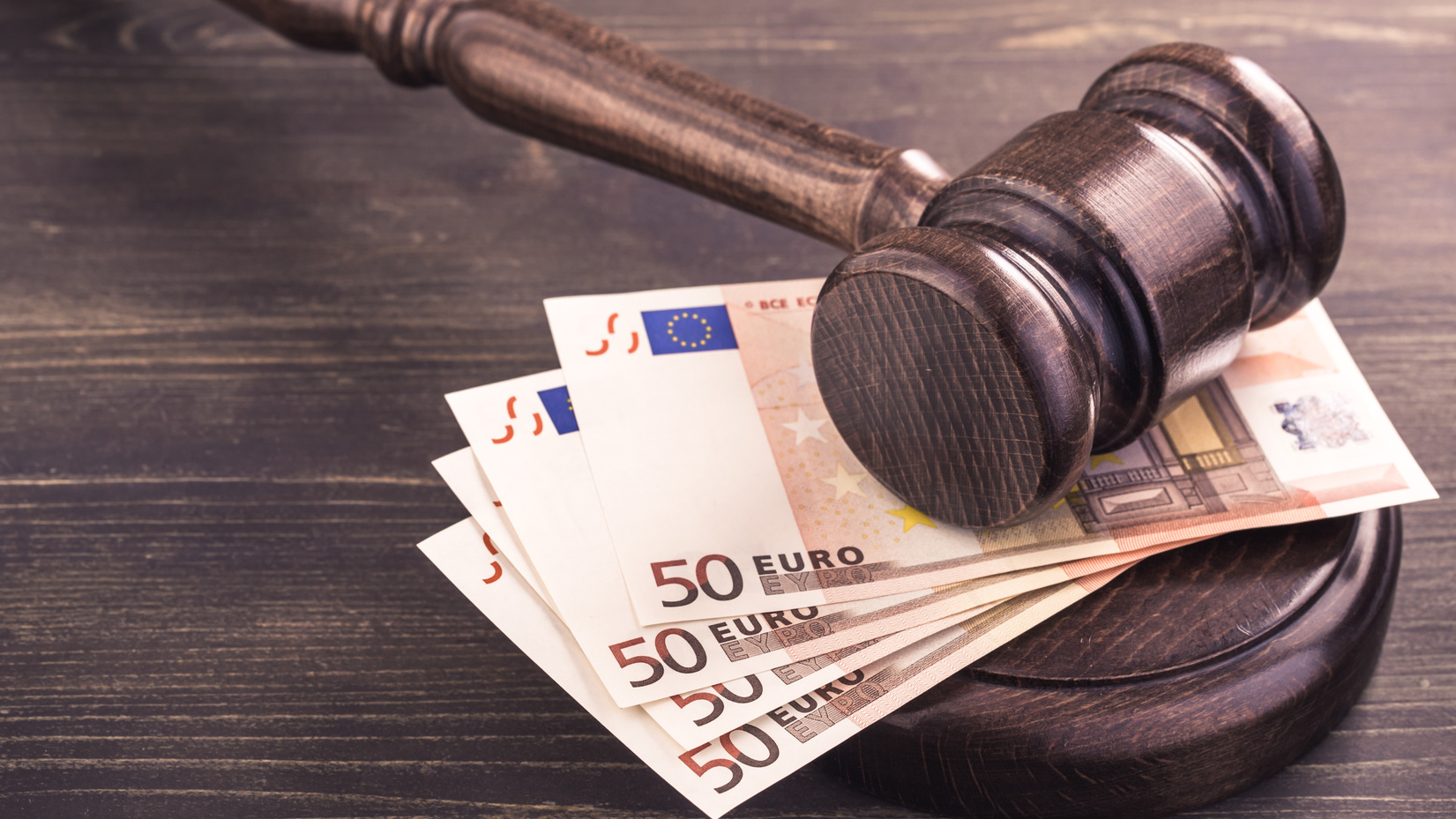 Richterhammer und vier Euro-Banknoten