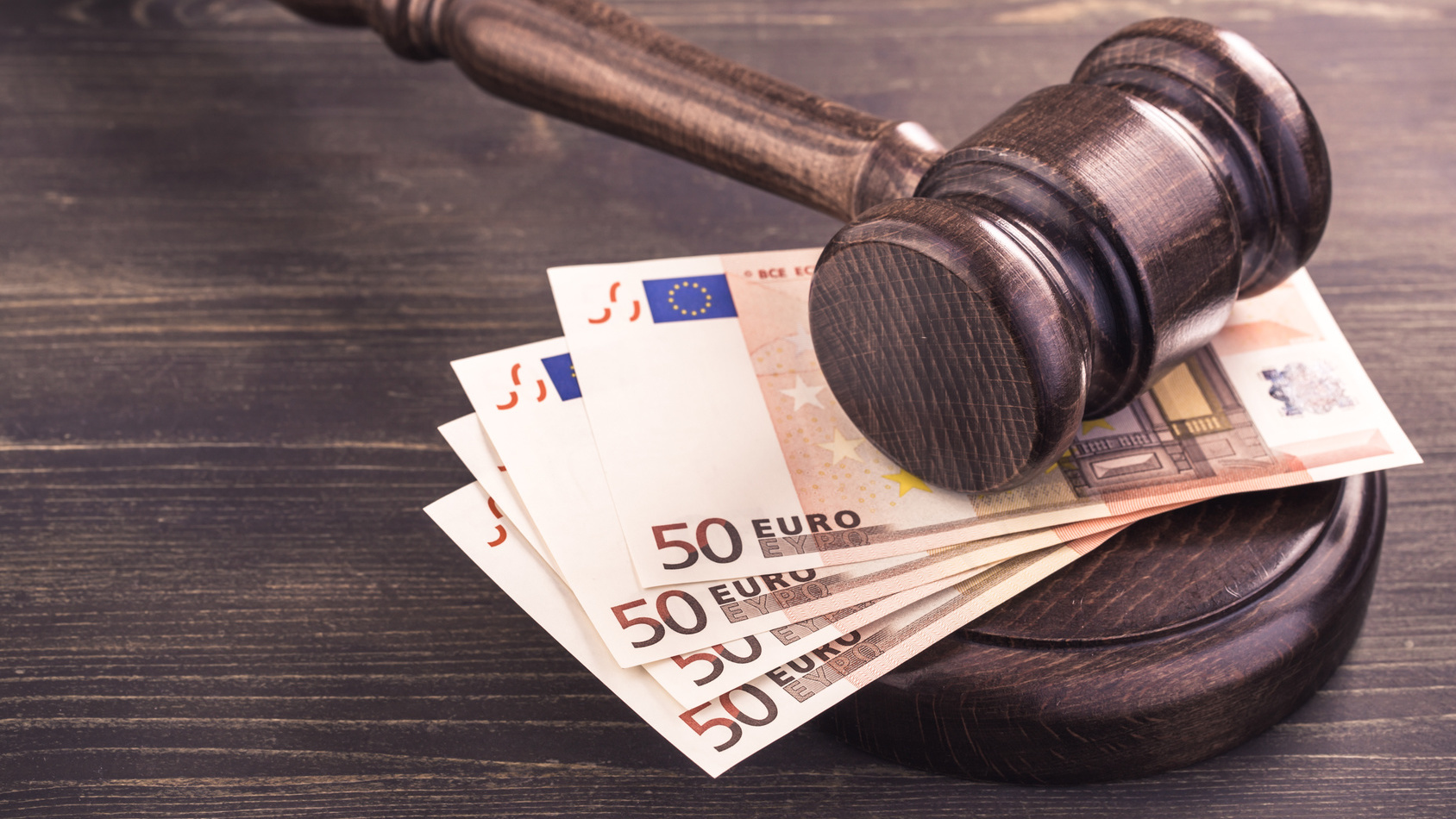 Richterhammer und vier Euro-Banknoten