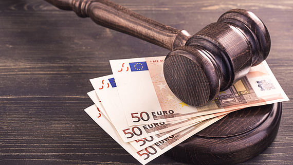Richterhammer und vier Euro-Banknoten