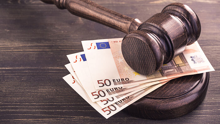 Richterhammer und vier Euro-Banknoten