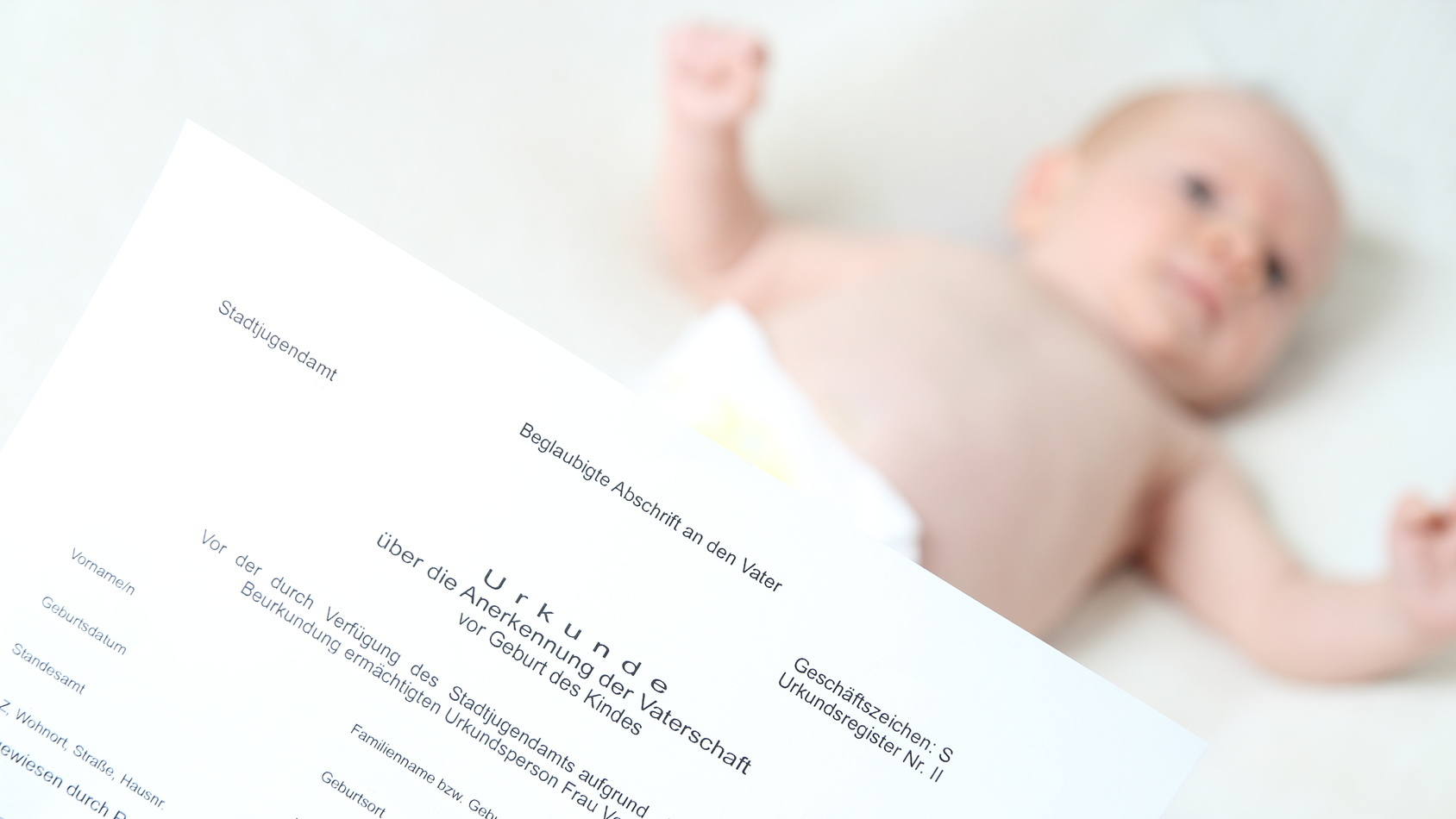 Schriftstueck mit einem Saugling im Hintergrund