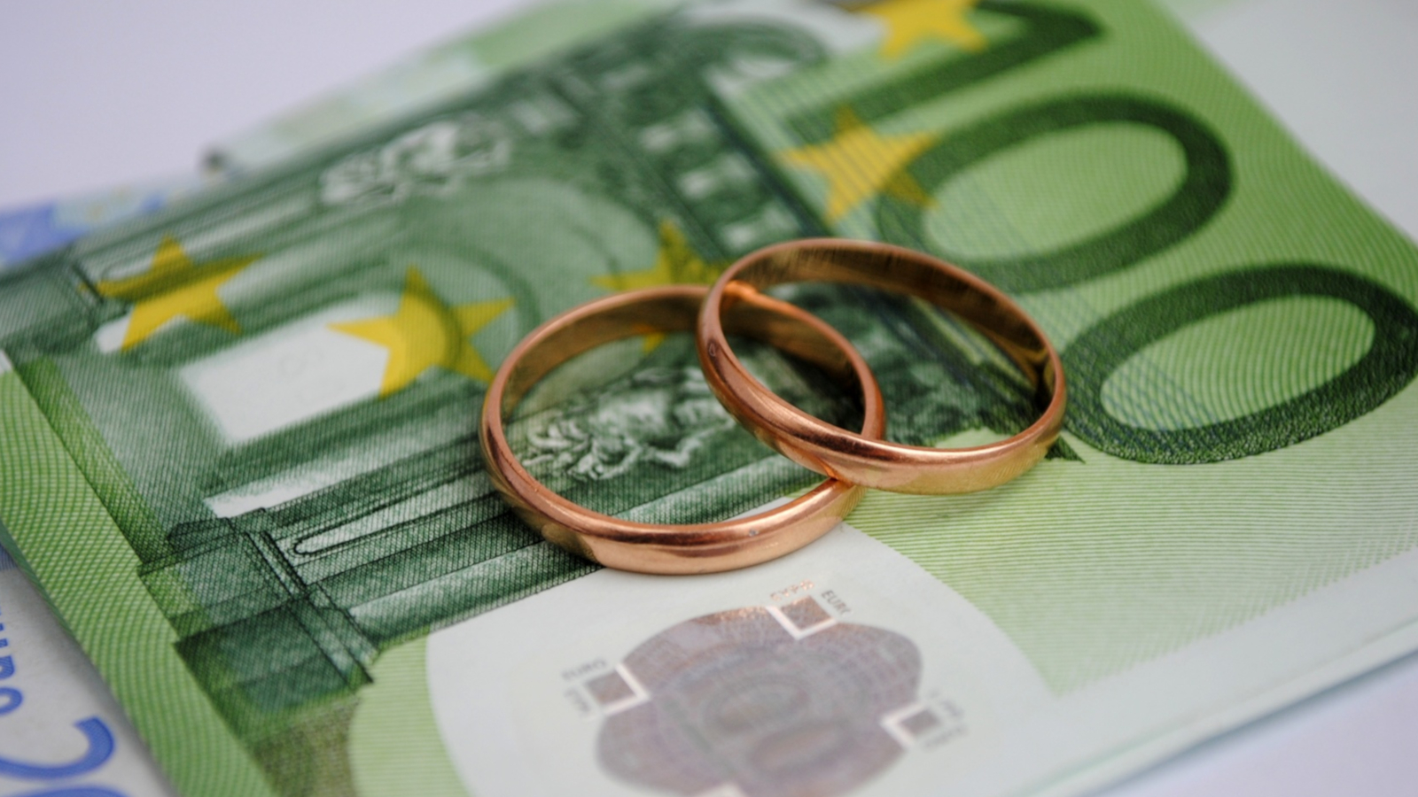 Einhundert Euro Geldschein mit zwei Eheringen