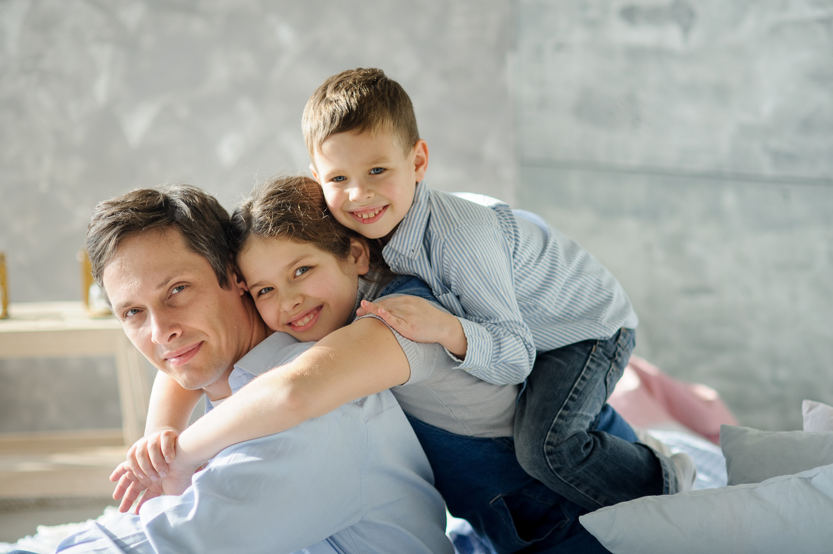 Vater mit zwei kleinen Kindern